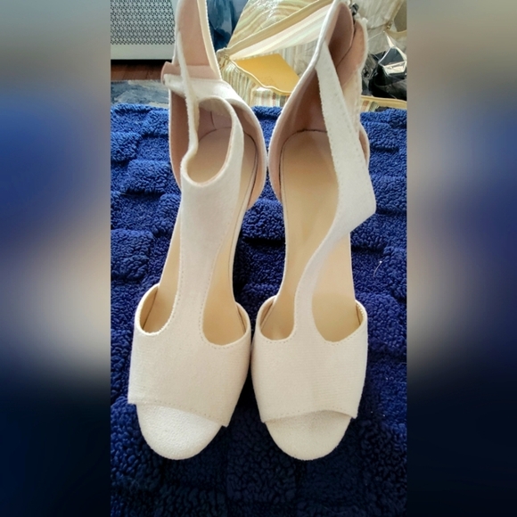 Elegant Beige Women's Heels - Picture 1 of 5